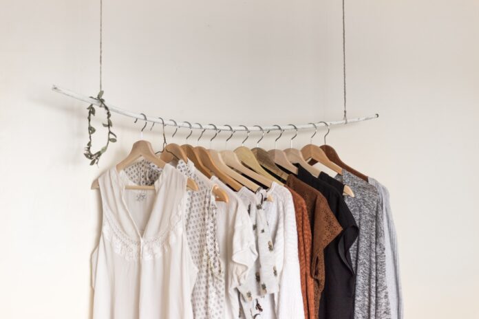 Jakie ubrania powinny znaleźć się w szafie minimalistki?